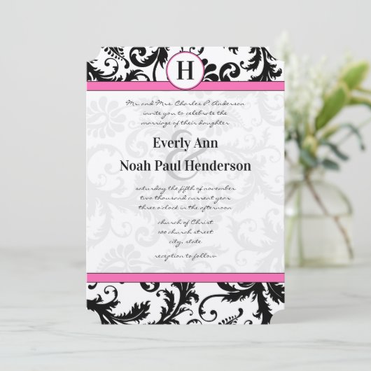 Schwarz-Weiß-Damast-Blumenrosa-Schmiedekunst Einladung (Stehend Vorderseite)