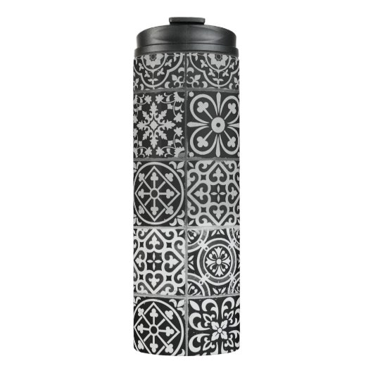 Schwarz-Weiß-Damastmuster Thermosbecher (Vorderseite)