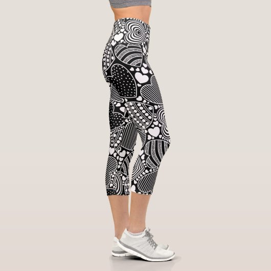 Schwarz-Weiß-Dekoratives Herzmuster Capri Leggings (Rechts)