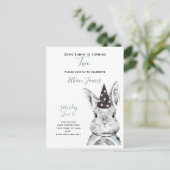 Schwarz & Weiß Der Bunny macht zwei Geburtstage Einladungspostkarte (Stehend Vorderseite)