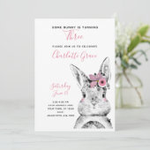 Schwarz & Weiß Der sonnige Bunny dreht sich zum dr Einladung (Stehend Vorderseite)