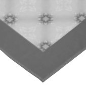 Schwarz-Weiß-Diamantfacetten Tischdecke (Schrägansicht)