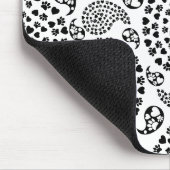 Schwarz-Weiß-Dog-Paws und Hörnchen Paisley Print Mousepad (Ecke)