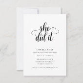 Schwarz-Weiß-Drehbuch Sie hat es Abschluss 2025 Einladung (Vorderseite)