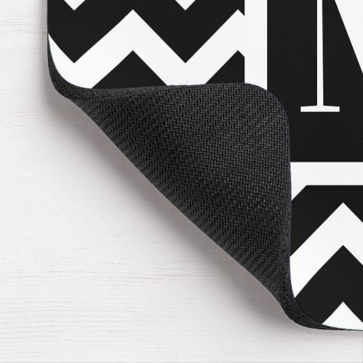 Schwarz-Weiß-Einfach-Minimal-Zigzag-Monogramm Mousepad (Ecke)