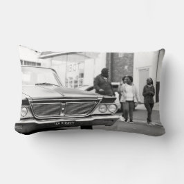 Schwarz-Weiß-Einfarbige Altautostadt Lendenkissen