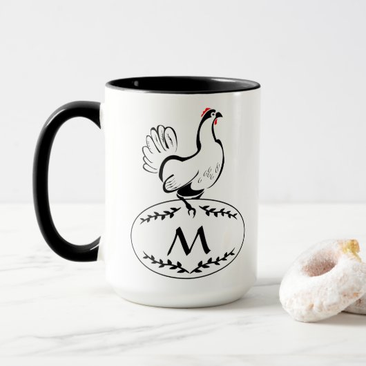 Schwarz-Weiß-Elagant-Hen auf einem Monogramm-Ei Tasse (Mit Donut)