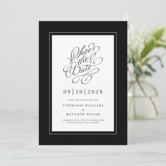 Schwarz-Weiß-Elegant-Hochzeitskalligrafie-Skript Save The Date (Stehend Vorderseite)