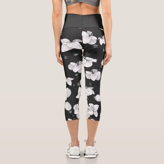 Schwarz-Weiß elegante Orchideen mit floraler Moder Capri Leggings (Rückseite)