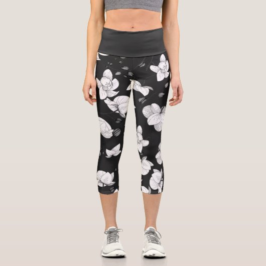 Schwarz-Weiß elegante Orchideen mit floraler Moder Capri Leggings (Vorderseite)