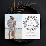Schwarz-Weiß-Elegante Wildblume Hochzeit Foto Save The Date<br><div class="desc">Diese elegante Hochzeitskarte Save the Date mit Wildblumen Silhouette Kranz mit Ihrem Foto und Paare Initialen auf der Rückseite. Für eine weiter gehende Anpassung dieses Designs klicken Sie bitte auf den BUTTON BLAU DESIGN TOOL oben!</div>