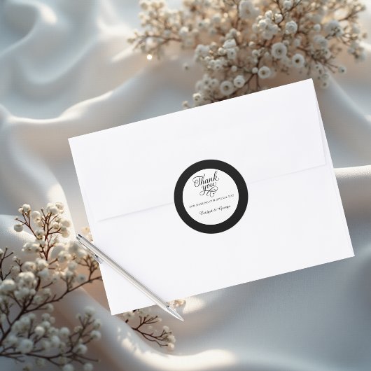 Schwarz & Weiß eleganter Charme dank Drehbuch Runder Aufkleber