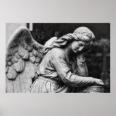 Schwarz-Weiß-Engelstatue im Friedhof Póster Poster (Vorne)