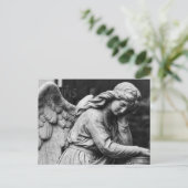 Schwarz-Weiß-Engelstatue in einem Friedhof Postkarte (Stehend Vorderseite)