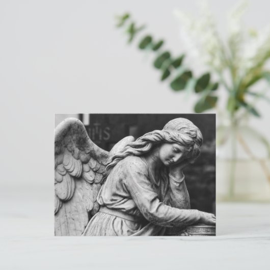 Schwarz-Weiß-Engelstatue in einem Friedhof Postkarte (Stehend Vorderseite)