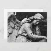 Schwarz-Weiß-Engelstatue in einem Friedhof Postkarte (Vorne/Hinten)