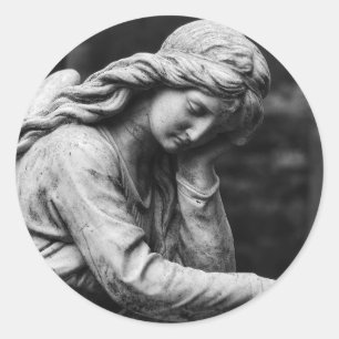 Schwarz-Weiß-Engelstatue in einem Friedhof Runder Aufkleber