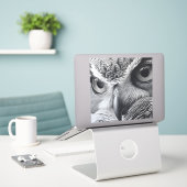 Schwarz-Weiß-Eule-Gesicht Aufkleber (Laptop auf Schreibtisch)
