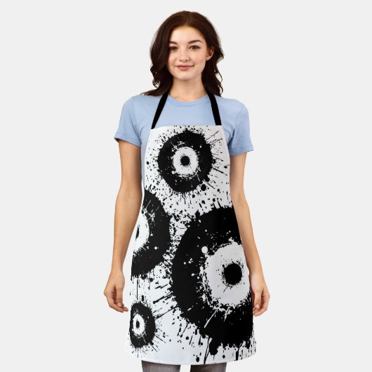 Schwarz-Weiß-Evil Schürze (Getragen)