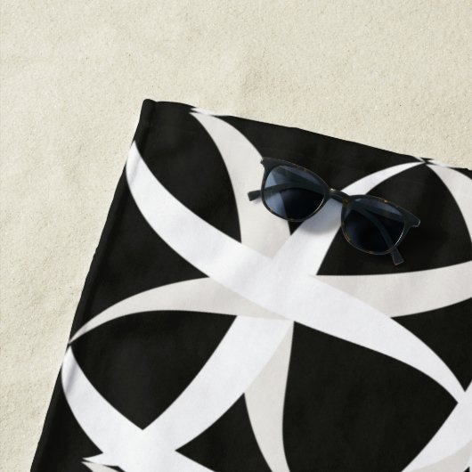 Schwarz-Weiß-Farbakzent Blumenbad t lä Strandtuch (Beispiel)