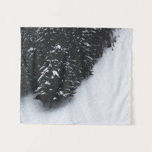Schwarz-Weiß-Fichtenwald und Schnee Wandteppich