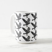 Schwarz-Weiß-Fliegenraven-Lino-Schnitt Kaffeetasse (Vorderseite Links)
