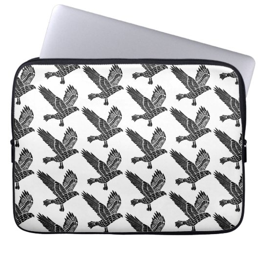 Schwarz-Weiß-Fliegenraven-Lino-Schnitt Laptopschutzhülle (Vorderseite)