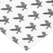 Schwarz-Weiß-Fliegenraven-Lino-Schnitt Tischdecke (Schrägansicht)