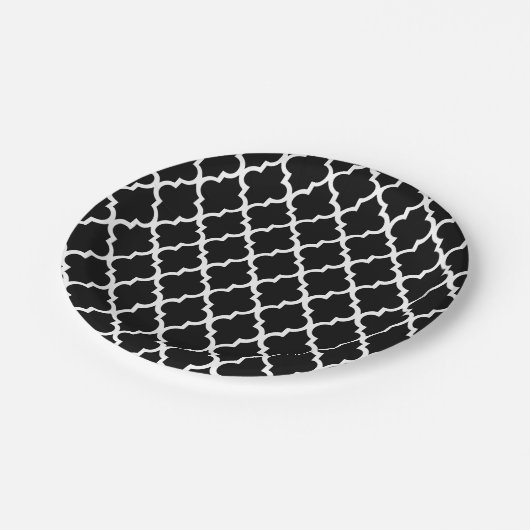Schwarz-Weiß-Fliesen-Muster Pappteller (Schrägansicht)