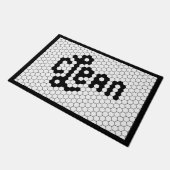 Schwarz-Weiß-Fliesendesign Sauberer Waschraum Fußmatte (Schrägansicht)