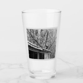 Schwarz-Weiß-Foto der rustikalen Winterlandschaft Glas