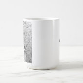 Schwarz-Weiß-Foto der rustikalen Winterlandschaft Kaffeetasse (Mittel)