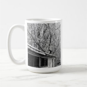 Schwarz-Weiß-Foto der rustikalen Winterlandschaft Kaffeetasse