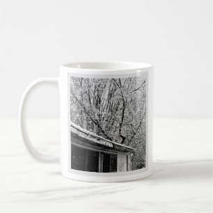 Schwarz-Weiß-Foto der rustikalen Winterlandschaft Kaffeetasse