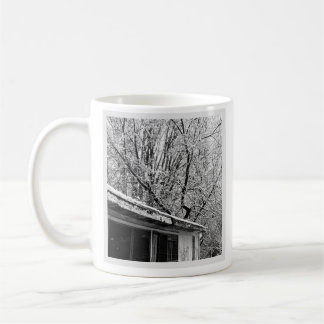 Schwarz-Weiß-Foto der rustikalen Winterlandschaft Kaffeetasse