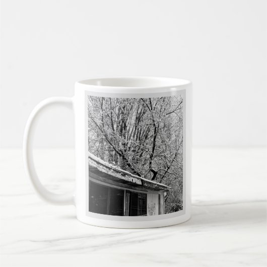 Schwarz-Weiß-Foto der rustikalen Winterlandschaft Kaffeetasse (Links)
