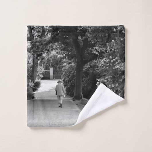 Schwarz-Weiß-Foto des alten Mannes im Park Waschlappen (Waschlappen)