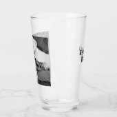 Schwarz-Weiß-Foto des Hundes mit Vater Glas (Links)