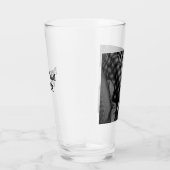 Schwarz-Weiß-Foto des Hundes mit Vater Glas (Rechts)