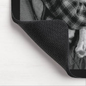 Schwarz-Weiß-Foto des Hundes mit Vater Mousepad (Ecke)