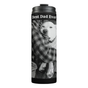 Schwarz-Weiß-Foto des Hundes mit Vater Thermosbecher