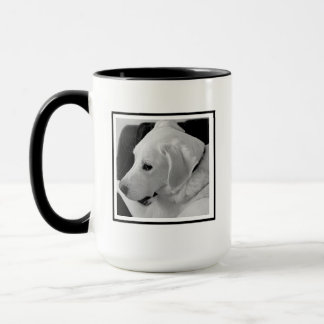 Schwarz-Weiß-Foto des Niedlichen Hundes und Paws Tasse