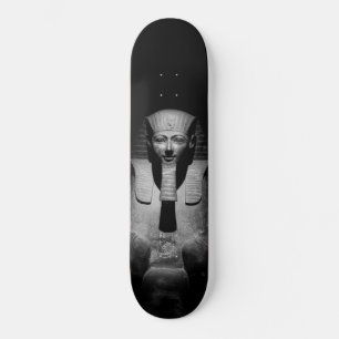 Schwarz-Weiß-Foto des Pharaoh-Königs Skateboard