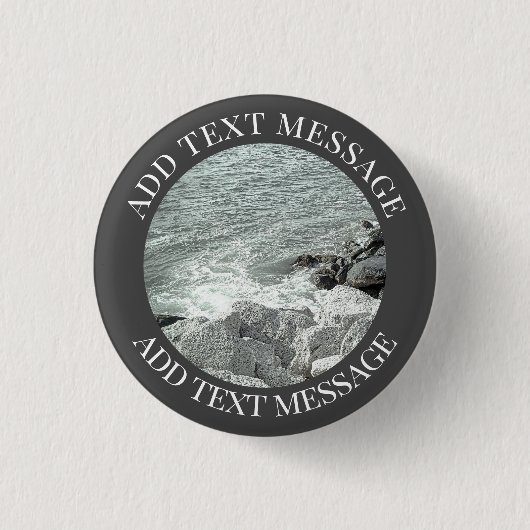 Schwarz-Weiß-Foto einer Felsenküste Button (Vorderseite)