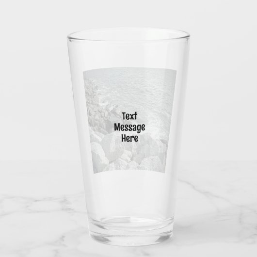 Schwarz-Weiß-Foto einer Felsenküste Glas (Rückseite)