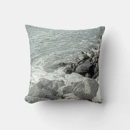 Schwarz-Weiß-Foto einer Felsenküste Kissen