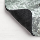 Schwarz-Weiß-Foto einer Felsenküste Mousepad (Ecke)