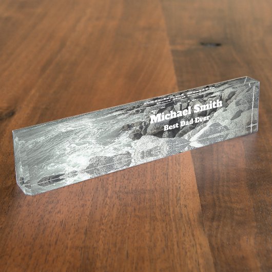 Schwarz-Weiß-Foto einer Felsenküste Namensplakette (Seite)