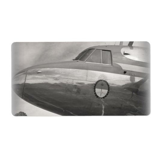 Schwarz-Weiß-Foto einer Flugzeugnase (Vorne)