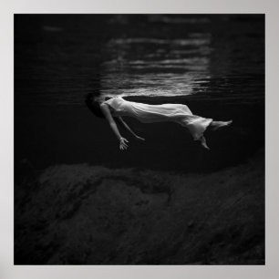 Schwarz-Weiß-Foto einer Frau im Wasser Poster